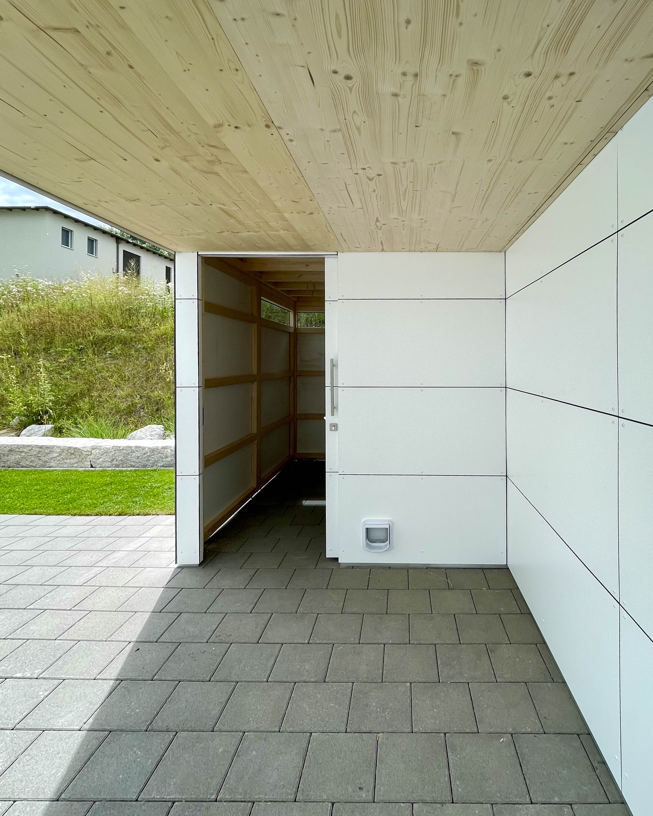 Abri de jardin avec auvent