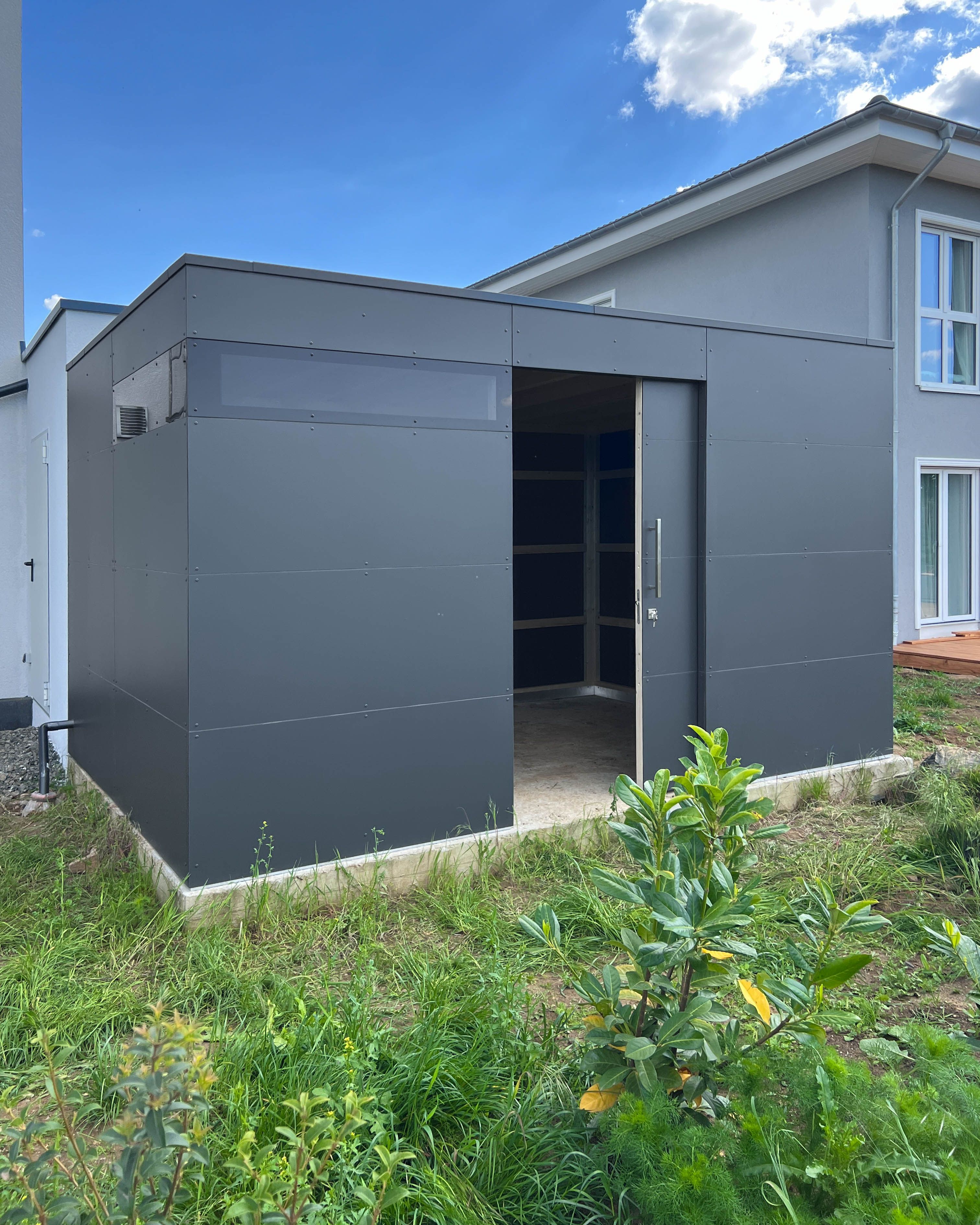 Abri de jardin élégant en anthracite, directement attenant à la maison