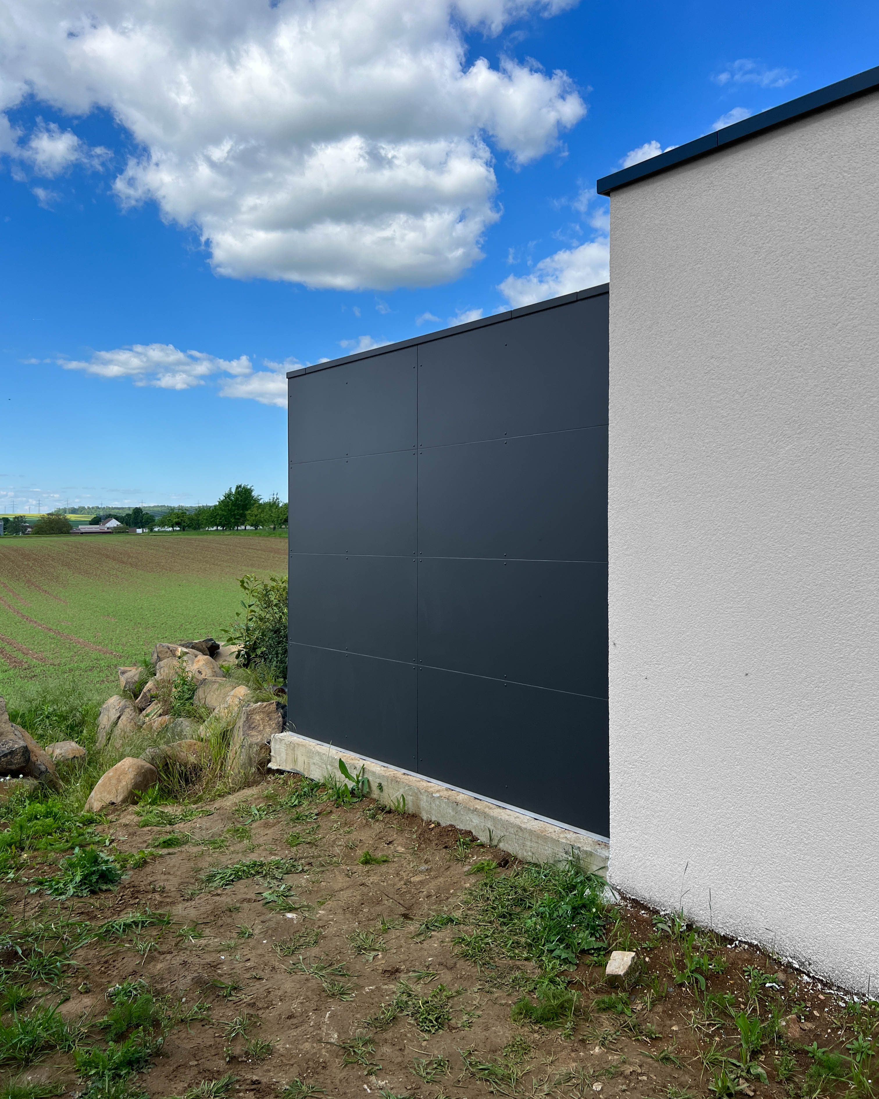 Abri de jardin élégant en anthracite, directement attenant à la maison