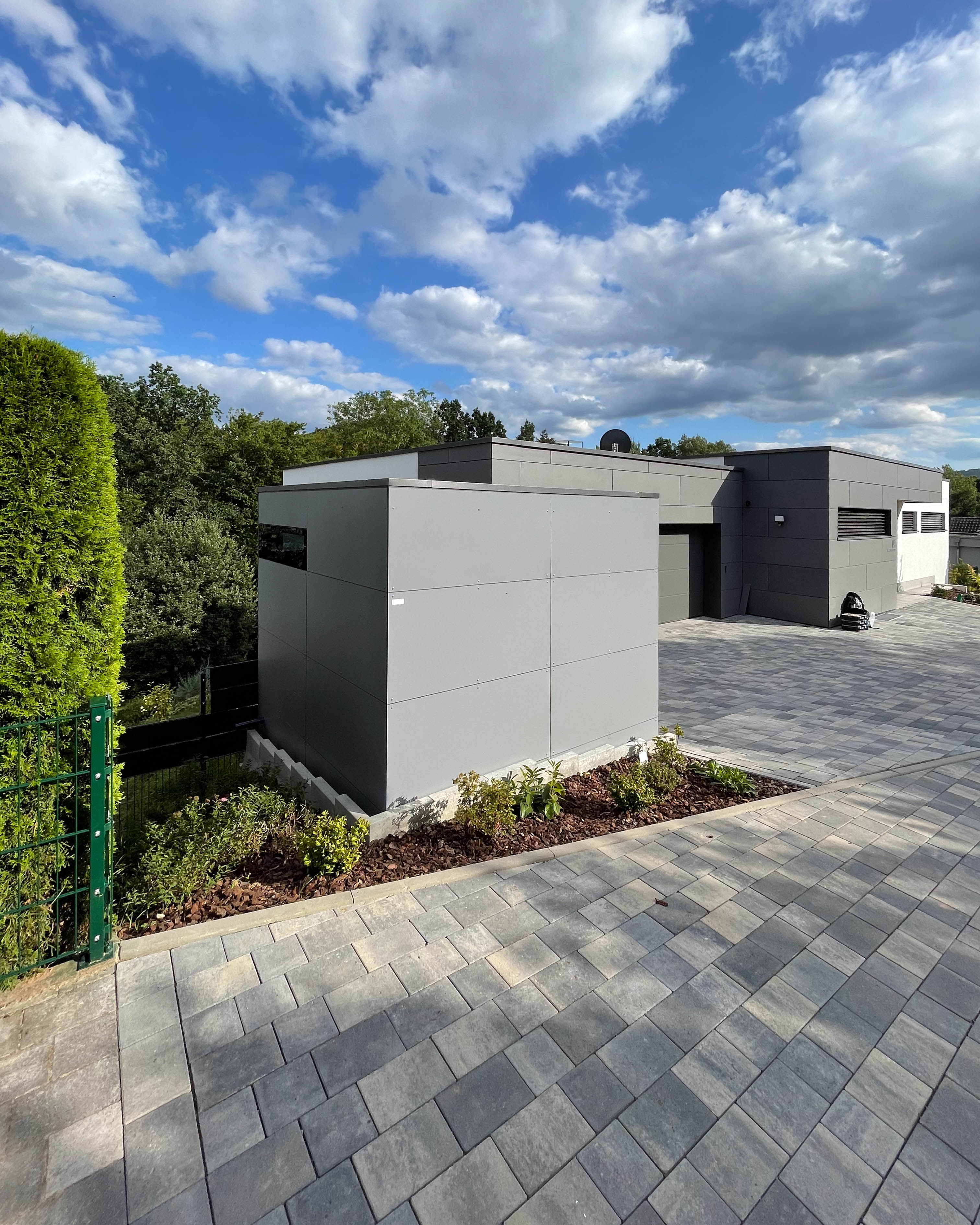 Abri de jardin minimaliste avec fenêtre