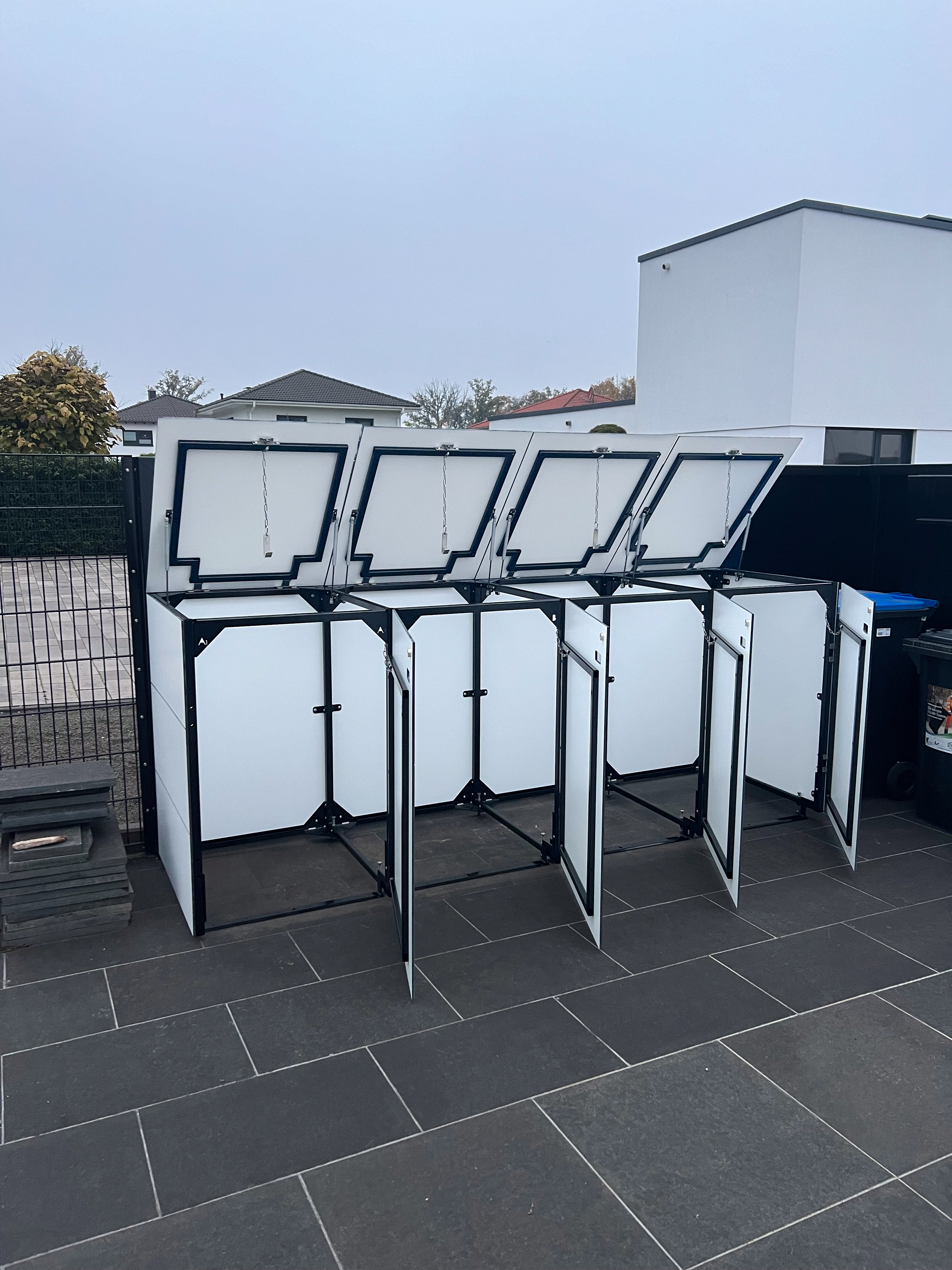 Abri à poubelles blanc