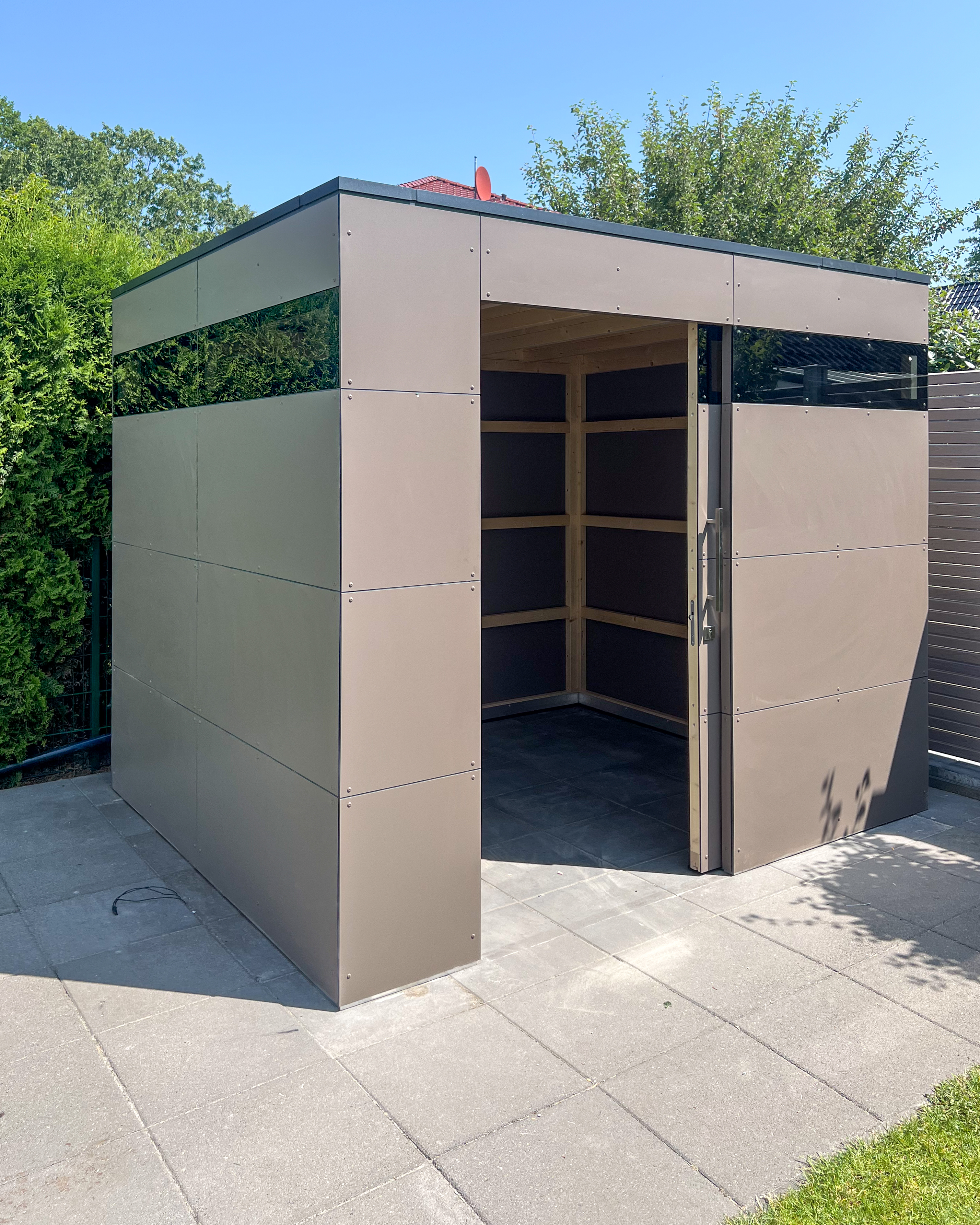 Abri de jardin avec porte coulissante et fenêtres