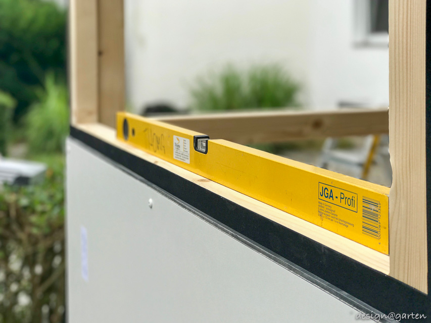 Une oasis verte dans un espace réduit : l'abri de jardin moderne avec toiture végétalisée