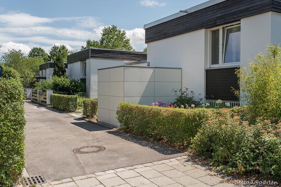 Une oasis verte dans un espace réduit : l'abri de jardin moderne avec toiture végétalisée