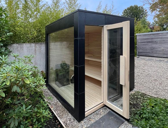Moderne Gartensauna mit XXL Panoramaglas