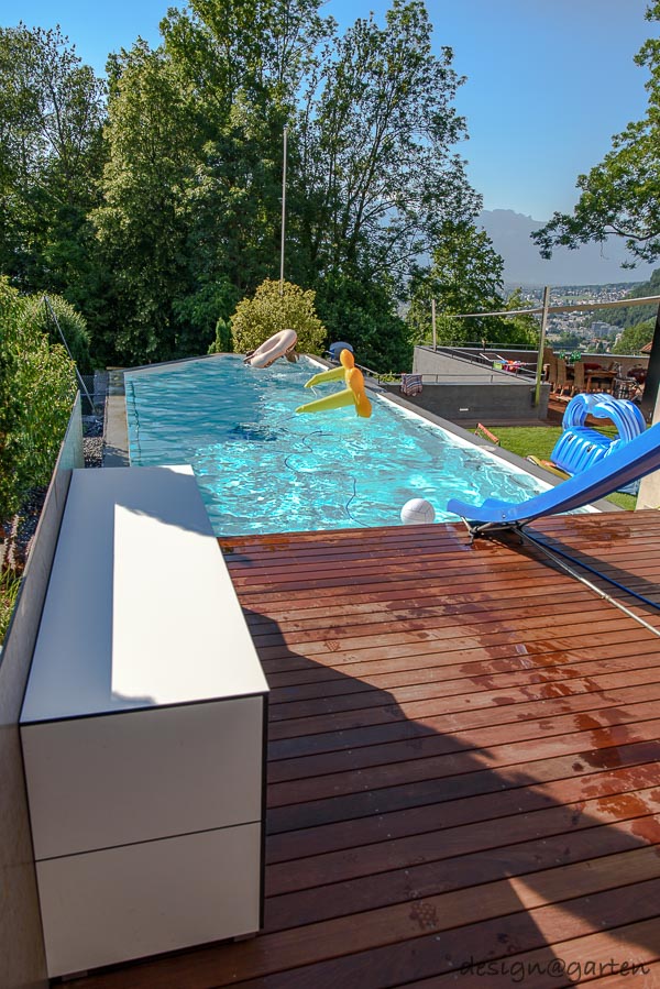 Funzionalità direttamente sull'acqua: il moderno armadio per piscina