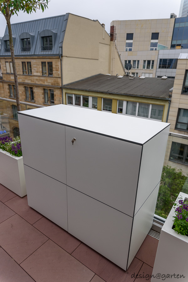 Miracolo di spazio in città: il piccolo armadio da balcone resistente alle intemperie