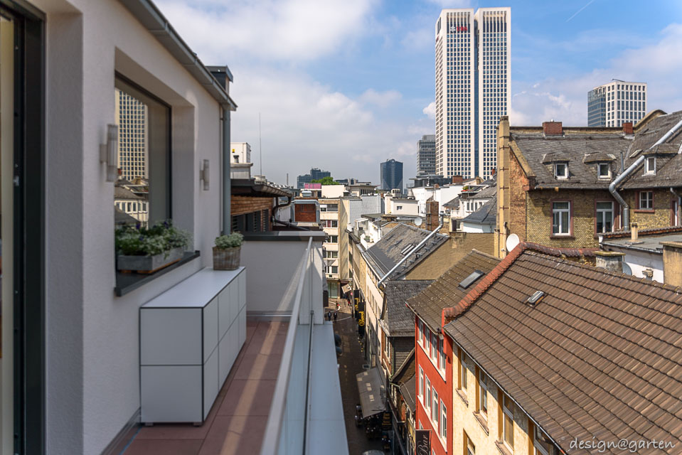 Miracolo di spazio in città: il piccolo armadio da balcone resistente alle intemperie
