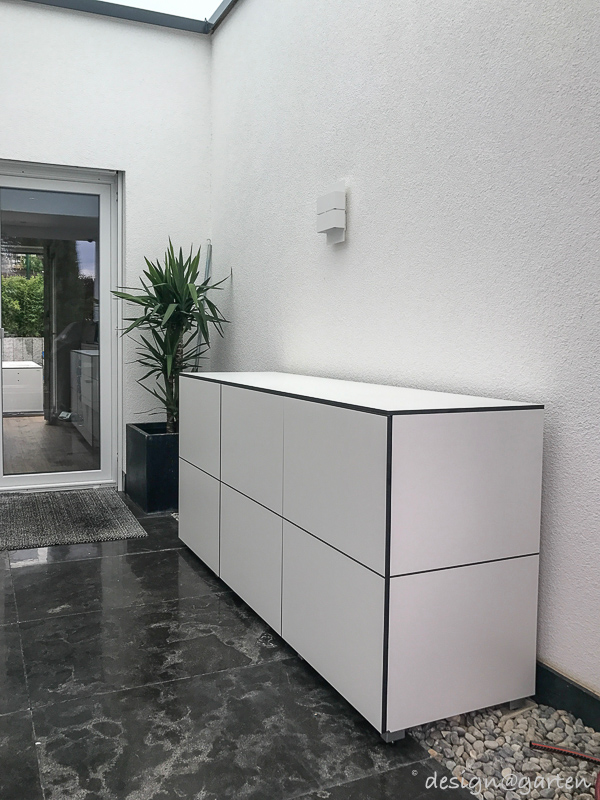 Eleganza in riva al lago: la credenza lunga per esterni