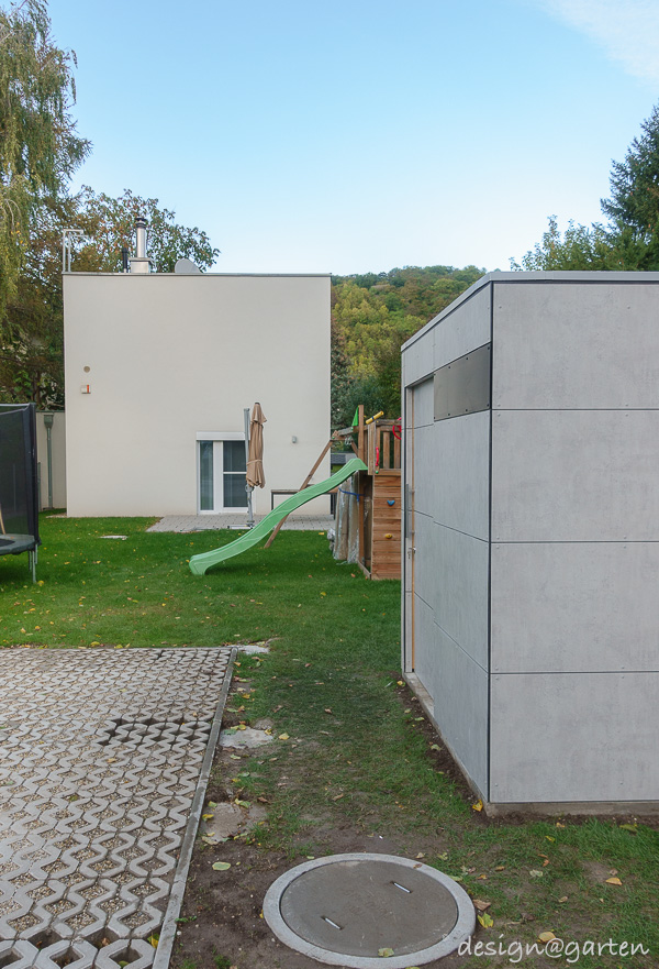 Fascino moderno in giardino: la casetta da giardino di design con effetto cemento a vista