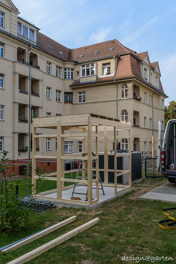 La chiarezza architettonica incontra la natura: la moderna casetta da giardino con tetto verde