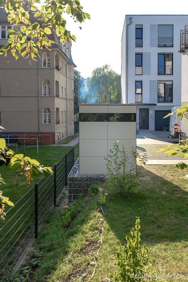 La chiarezza architettonica incontra la natura: la moderna casetta da giardino con tetto verde