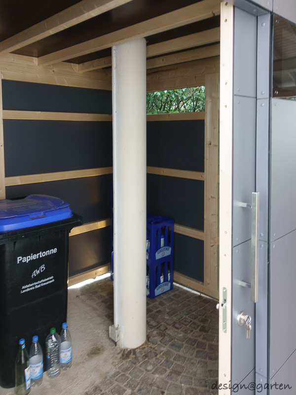 Lavoro su misura sotto il posto auto coperto: la casetta da giardino di design come miracolo di integrazione