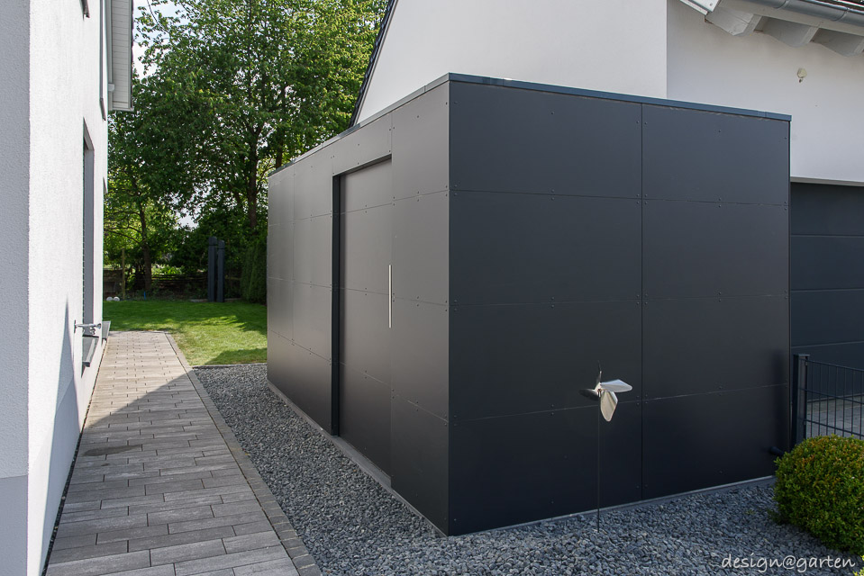 Trasformazione nell'area esterna: il moderno capanno per attrezzi in HPL dal design moderno