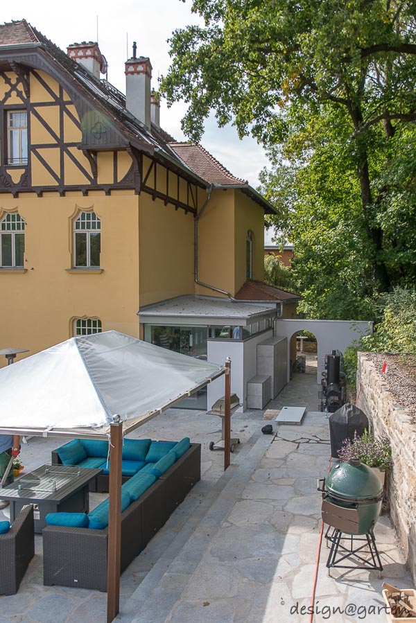 Estetica dello spazio contenitivo in cemento a vista: armadi da giardino resistenti alle intemperie come elemento di design