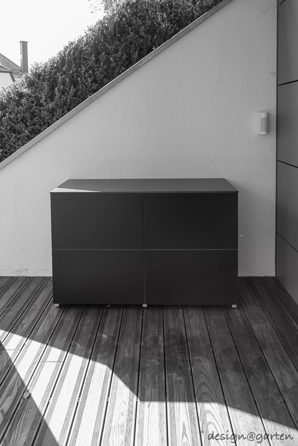 Elegante simmetria dello spazio contenitivo: piccolo armadio da balcone resistente alle intemperie e di grande stile