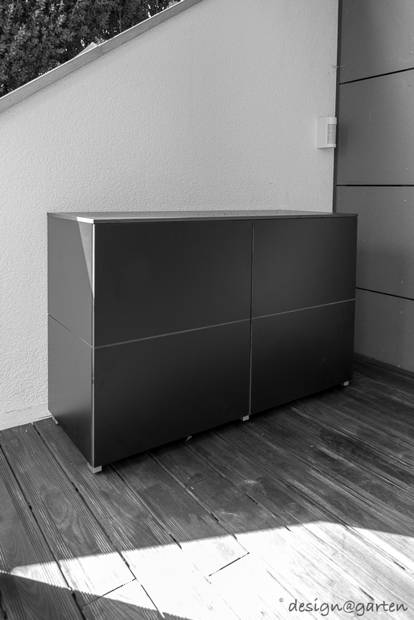 Elegante simmetria dello spazio contenitivo: piccolo armadio da balcone resistente alle intemperie e di grande stile