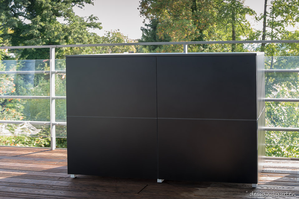 Elegante simmetria dello spazio contenitivo: piccolo armadio da balcone resistente alle intemperie e di grande stile