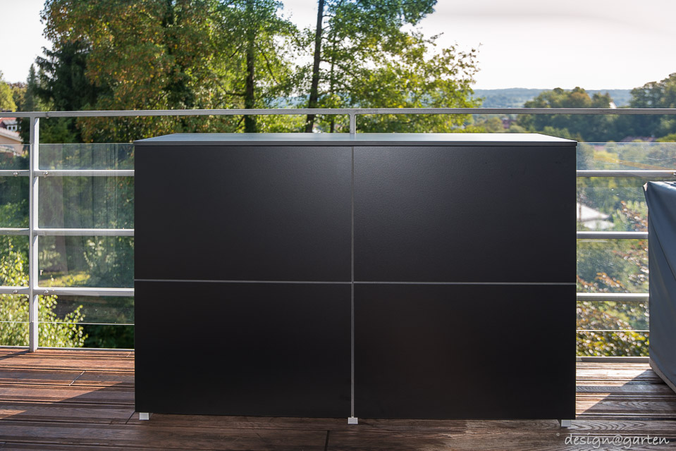 Elegante simmetria dello spazio contenitivo: piccolo armadio da balcone resistente alle intemperie e di grande stile