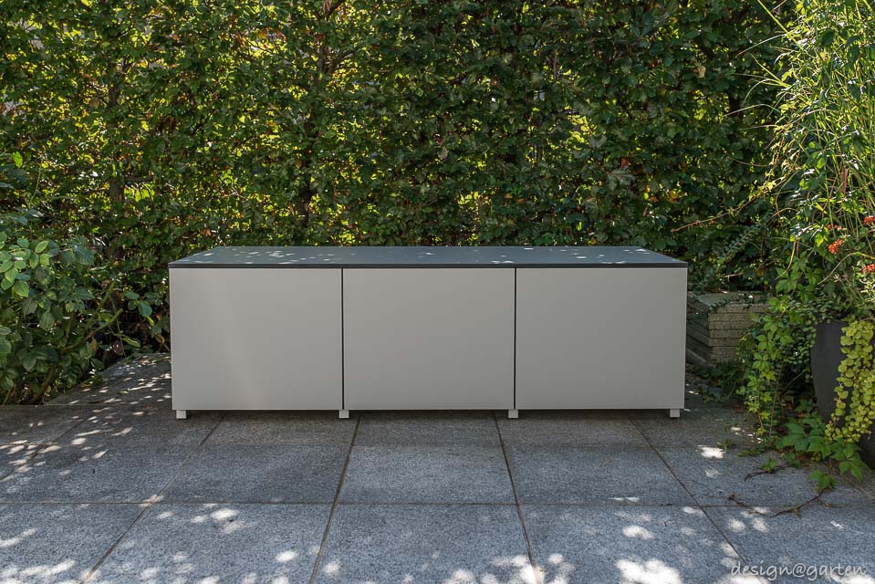 Il duo perfetto per la terrazza: soluzione su misura per lo spazio di stoccaggio e le sedute