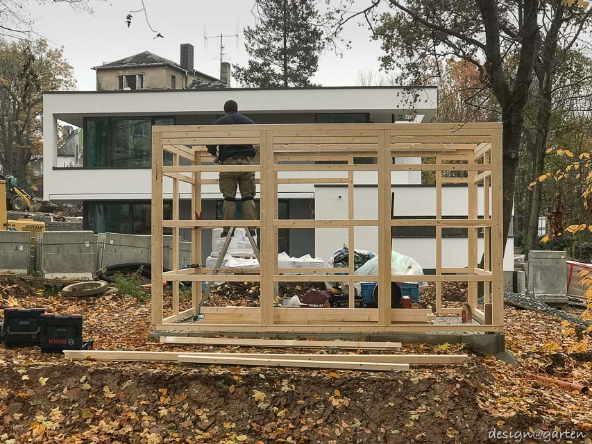 Contrasto moderno nel verde: la casetta degli attrezzi progettata dagli architetti