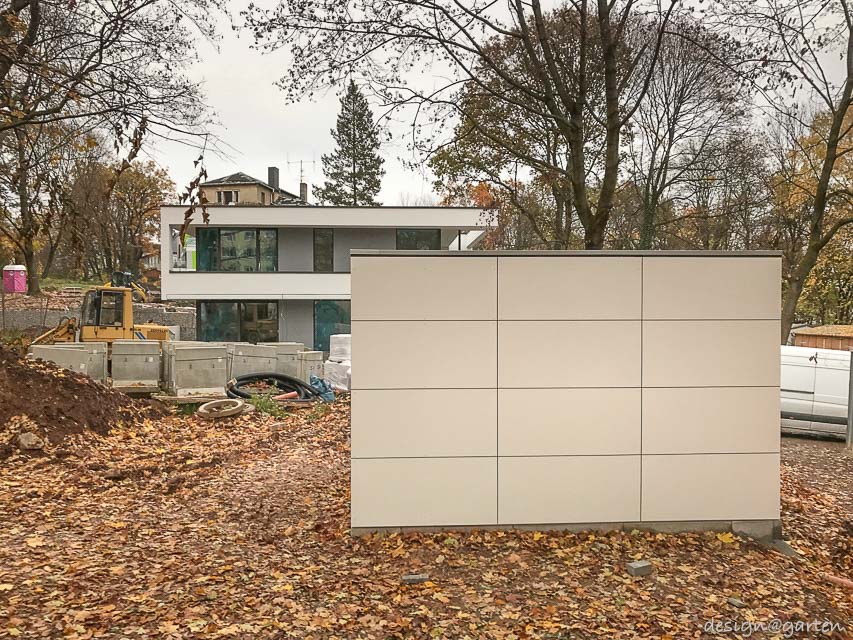 Contrasto moderno nel verde: la casetta degli attrezzi progettata dagli architetti