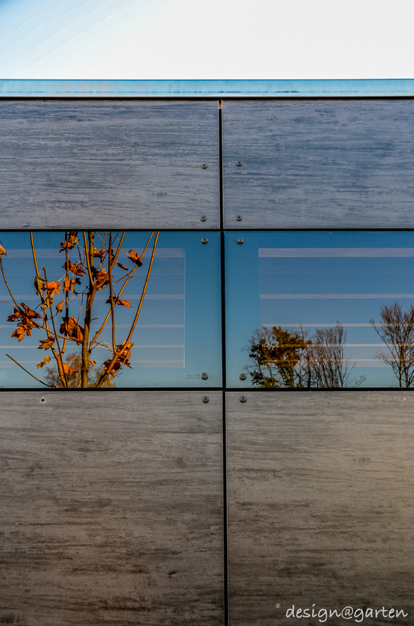 Simbiosi architettonica: capanno da giardino cubista in HPL che riprende il design della facciata