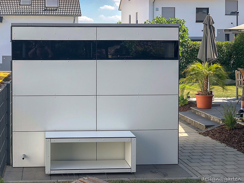 Biglietto da visita estetico: casetta da giardino con tetto piano nel giardino antistante la casa