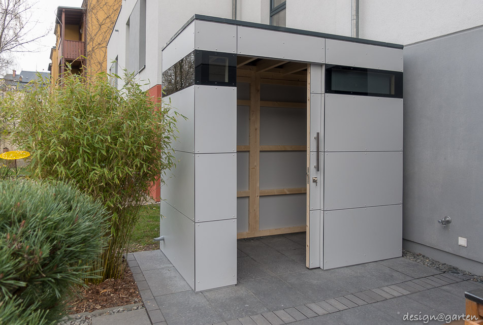 Integrazione armoniosa: cabina elettrica con tetto piano