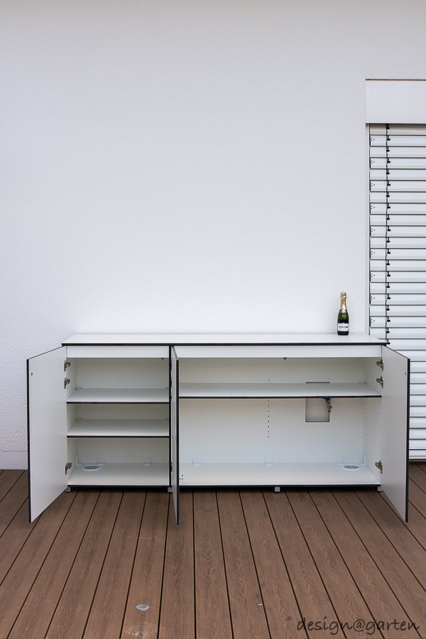 Soluzione su misura per la piscina: l'ampio armadio da terrazza