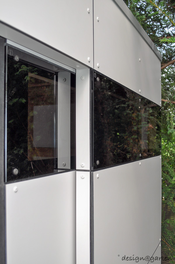 Una coppia armoniosa: pergola quadrata in un quartiere tranquillo