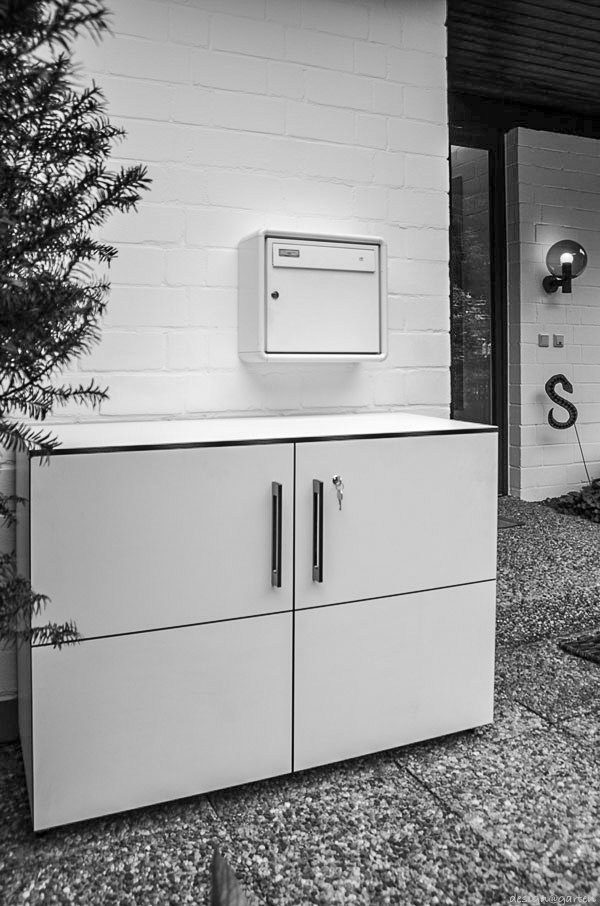 Una coppia armoniosa: pergola quadrata in un quartiere tranquillo