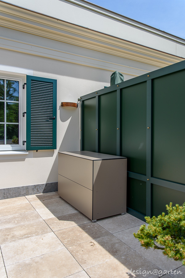 Un insieme in perfetto stile: armadi da terrazza resistenti alle intemperie in un contesto storico