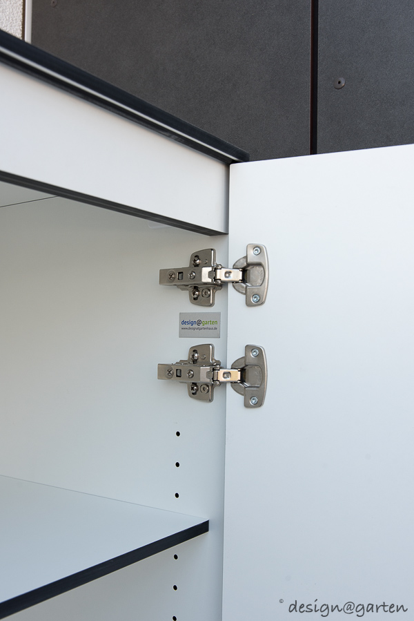 Soluzione su misura per lo spazio di archiviazione con un grande valore aggiunto: ampio armadio alto per esterni