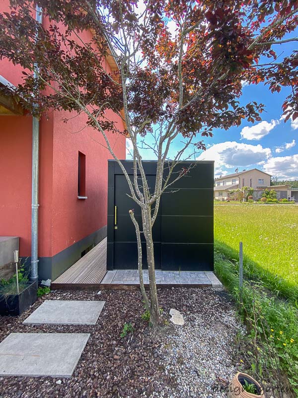 Benessere di design in giardino: sauna da giardino con vetrate panoramiche