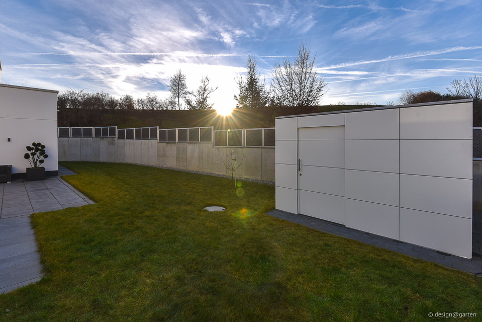 Progettazione armoniosa del giardino: la casetta da giardino Cube come riflesso della casa