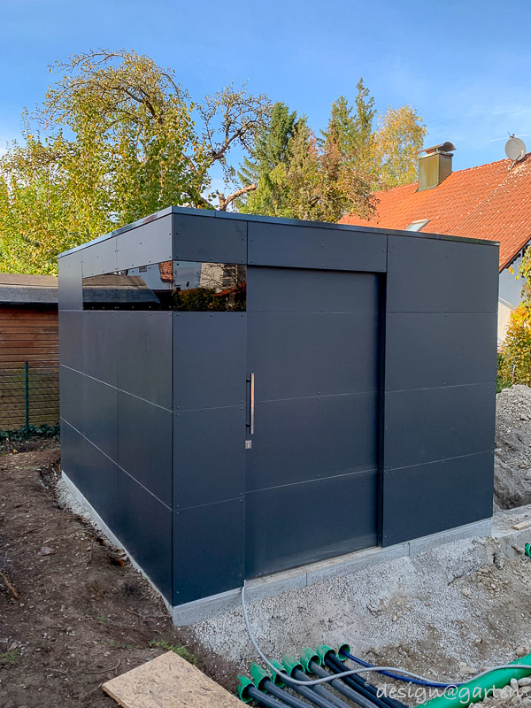 Moderna pool house con tetto piano come cuore tecnico a Landsberg am Lech