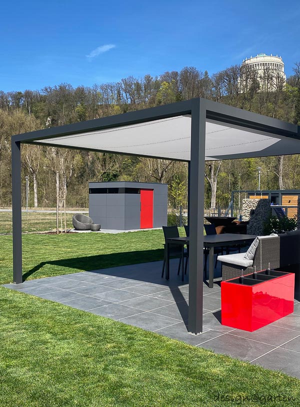 Elegante casetta da giardino con tetto piano che dona un tocco di colore al giardino