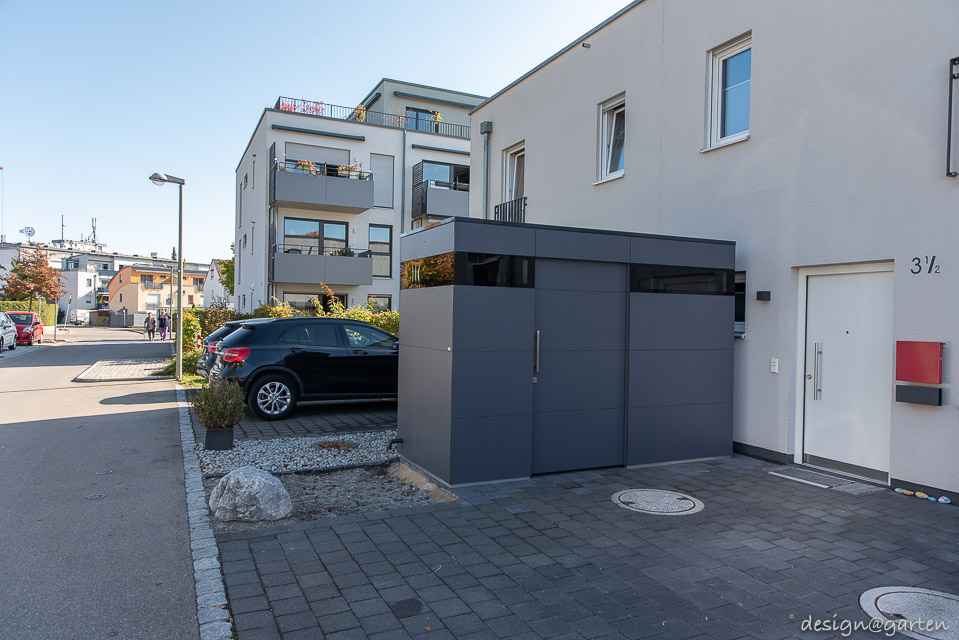 Casetta lineare nel giardino anteriore come moderno garage per biciclette