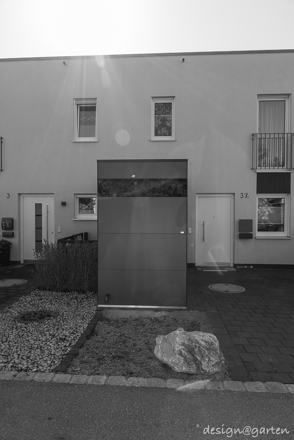 Casetta lineare nel giardino anteriore come moderno garage per biciclette