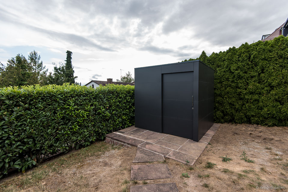 Il moderno cubo da giardino con pianta quadrata