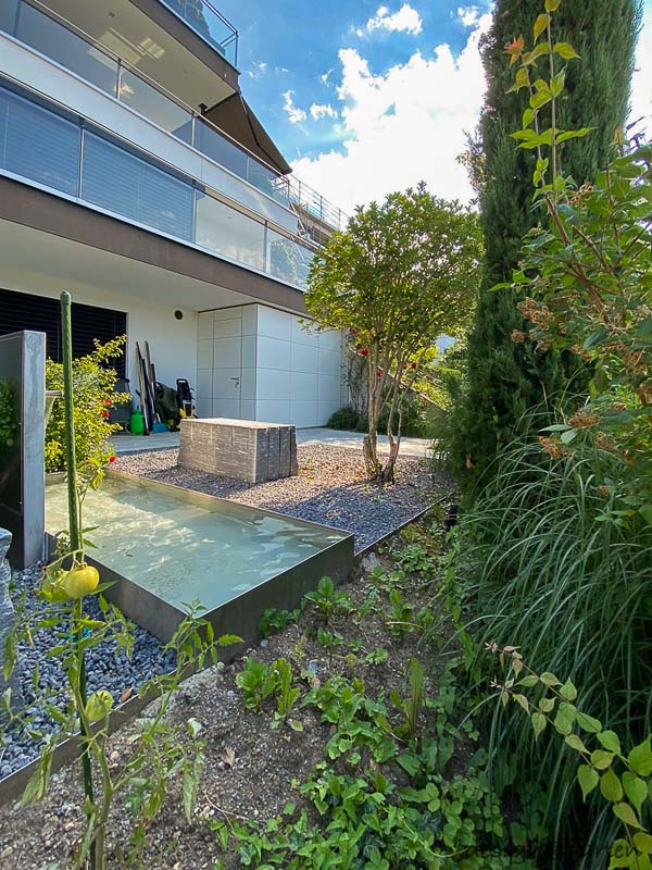 Casetta da giardino cubista con tetto piano come soluzione doppia sul Lago di Zurigo