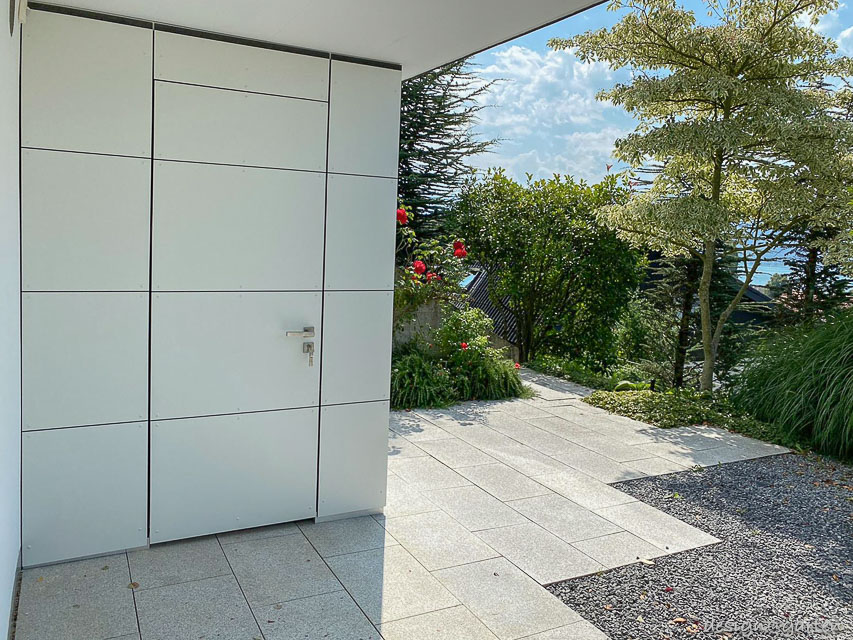 Casetta da giardino cubista con tetto piano come soluzione doppia sul Lago di Zurigo