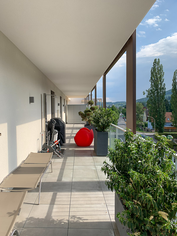 Grande armadio da balcone come soluzione efficiente per lo spazio di archiviazione in ambito urbano