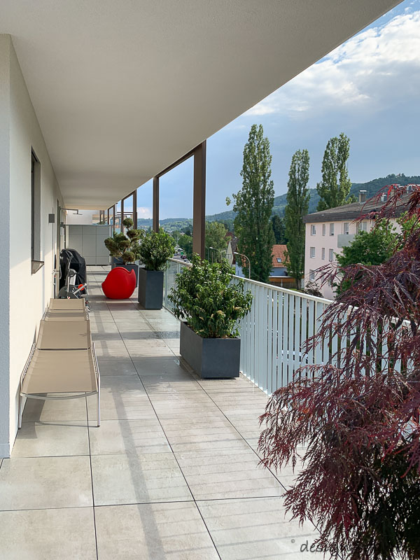 Grande armadio da balcone come soluzione efficiente per lo spazio di archiviazione in ambito urbano