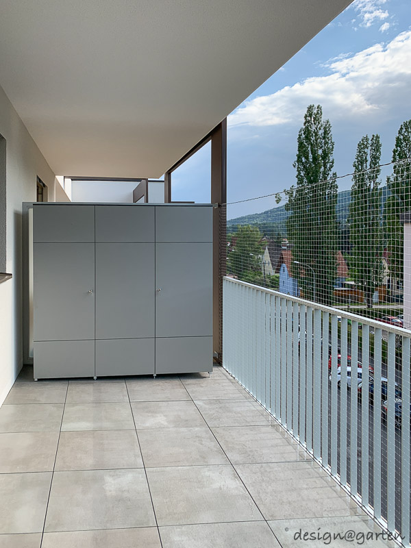 Grande armadio da balcone come soluzione efficiente per lo spazio di archiviazione in ambito urbano