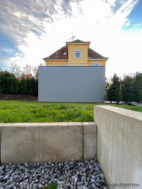 Capanno da giardino minimalista con tetto piano: l'architettura incontra lo spazio di stoccaggio