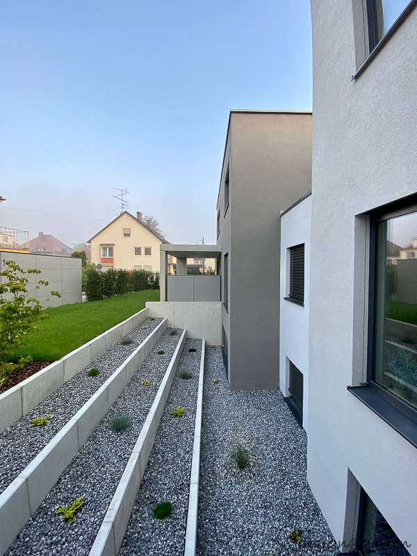 Capanno da giardino minimalista con tetto piano: l'architettura incontra lo spazio di stoccaggio