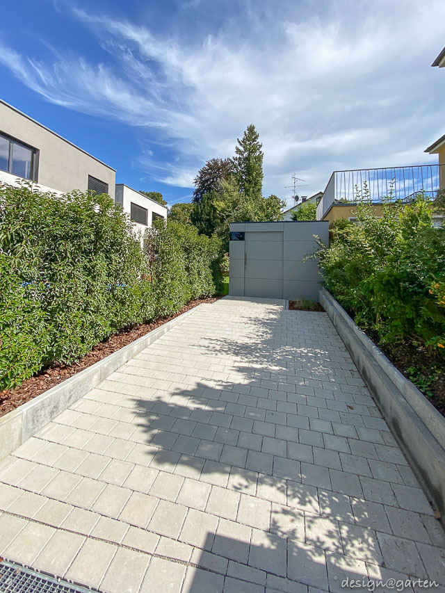 Capanno da giardino minimalista con tetto piano: l'architettura incontra lo spazio di stoccaggio