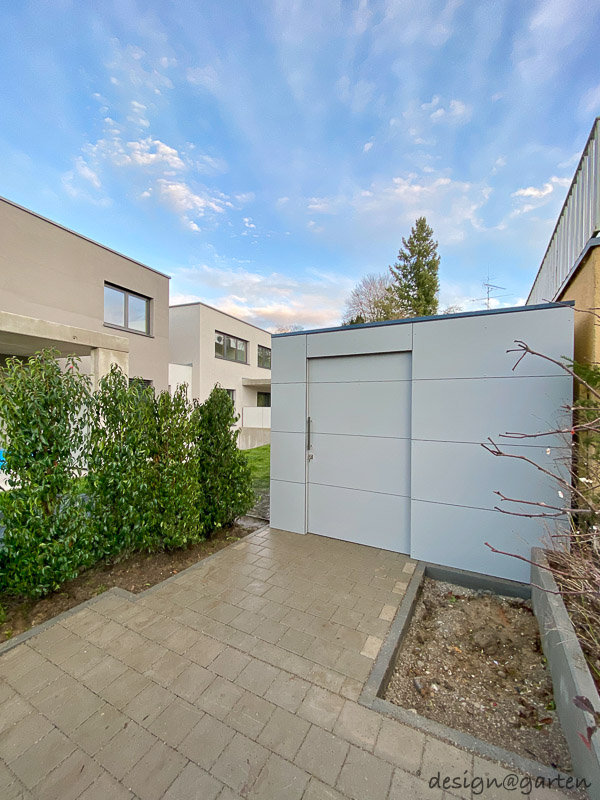 Capanno da giardino minimalista con tetto piano: l'architettura incontra lo spazio di stoccaggio